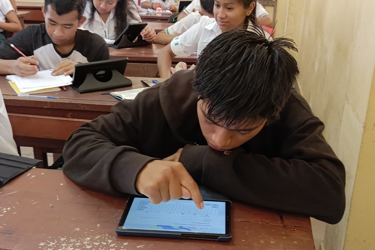 Estudiantes en aula participando en taller de aprendizaje y cartografía digital abierta